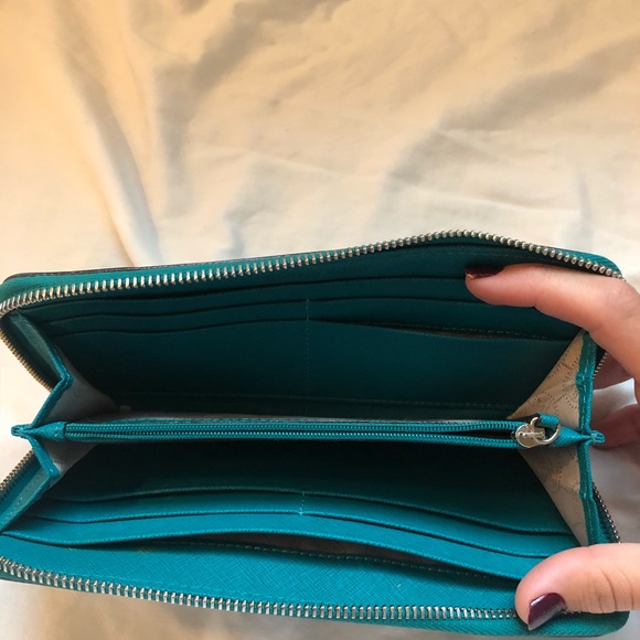 MK authentic wallet - Picture 2 of 2